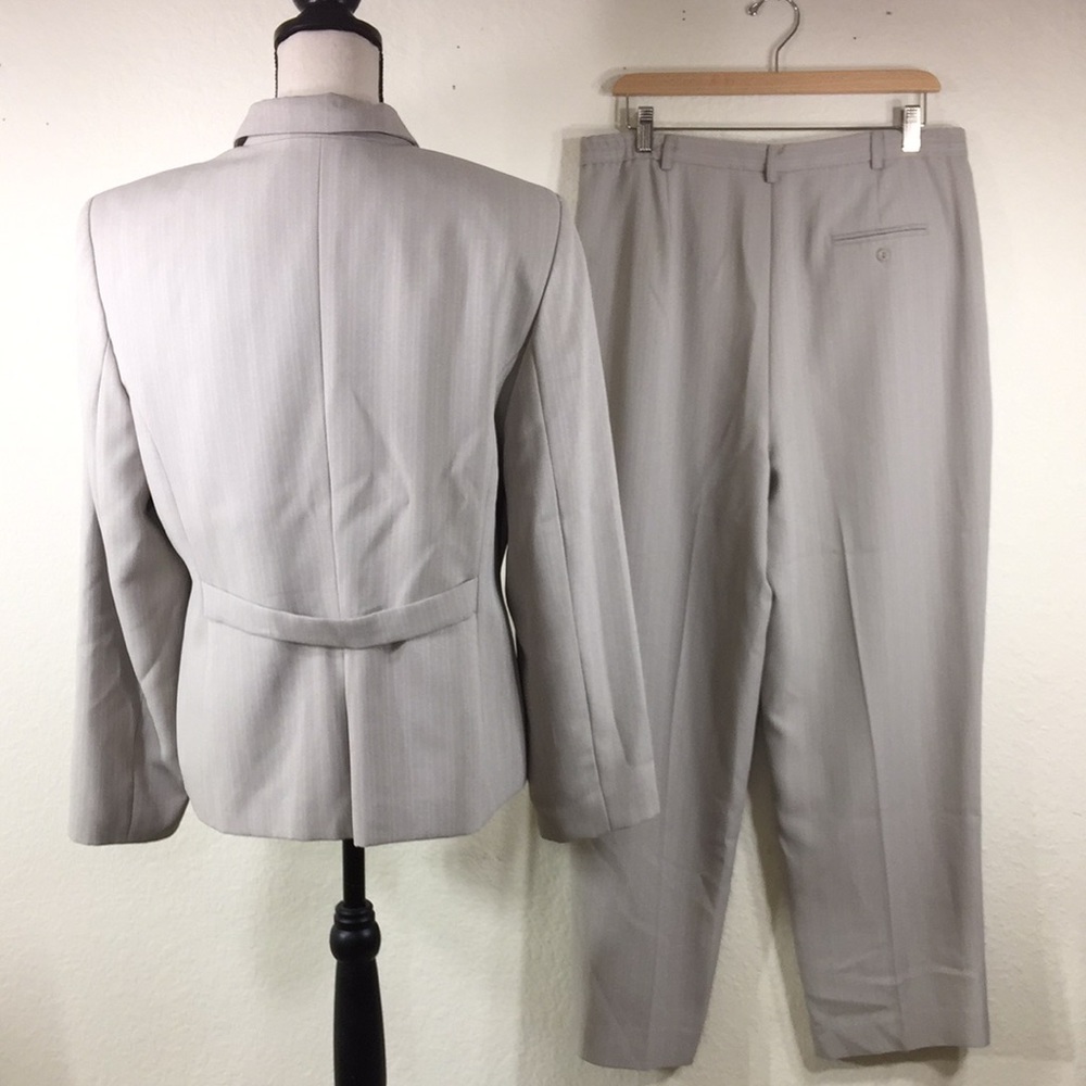 Karen Scott Suit - Picture 3 of 9